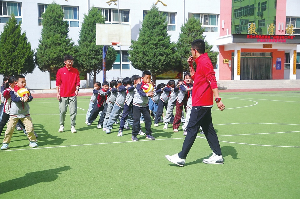 山西大宁县东关小学，支教老师化身“运动伙伴”，点燃孩子们对体育的热爱。