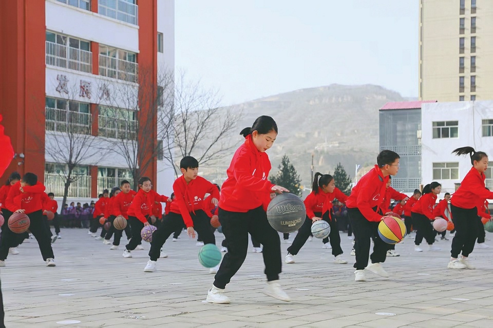 山西永和县城关小学，学生们正在户外开展篮球操活动。