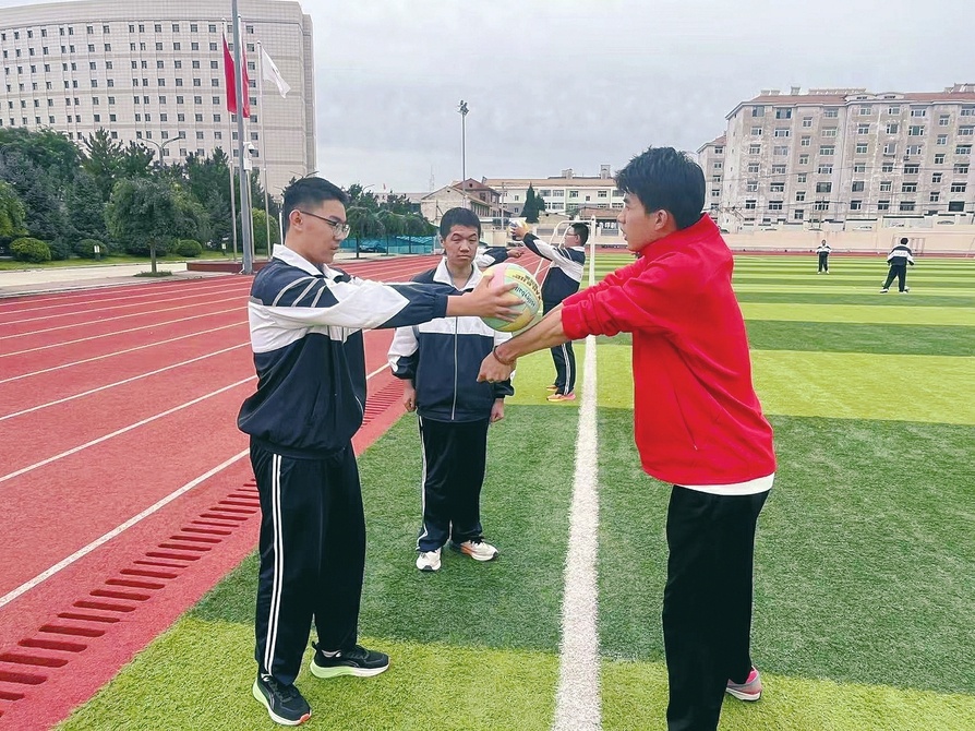 支教志愿者在山西和顺县支教学校指导学生进行排球自垫球练习。